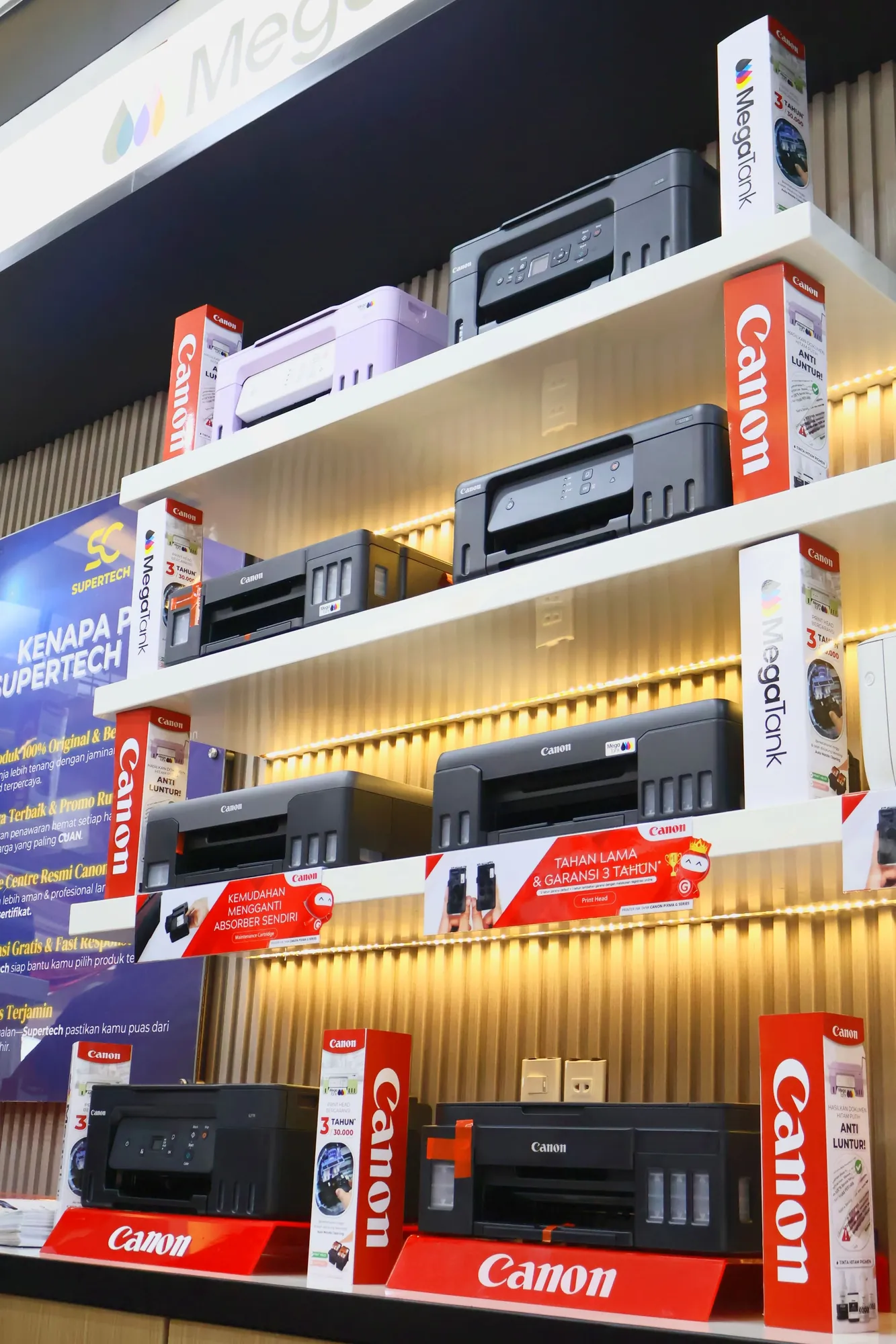 Teknisi Supertech mengerjakan perangkat di meja servis